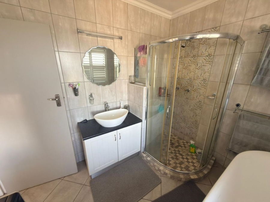 To Let 4 Bedroom Property for Rent in Langerug Western Cape